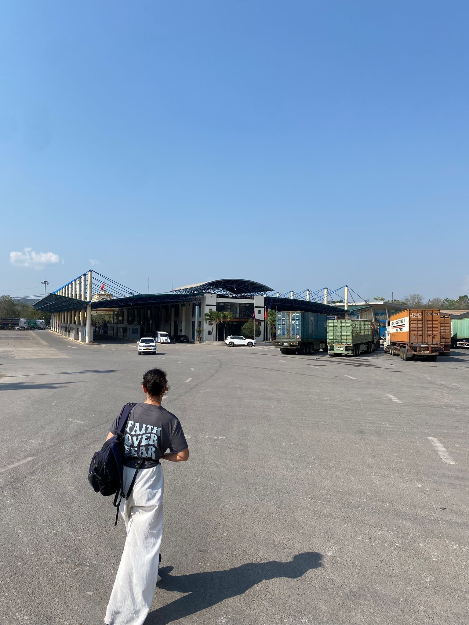 Assistance with paperwork at the Le Thanh checkpoint